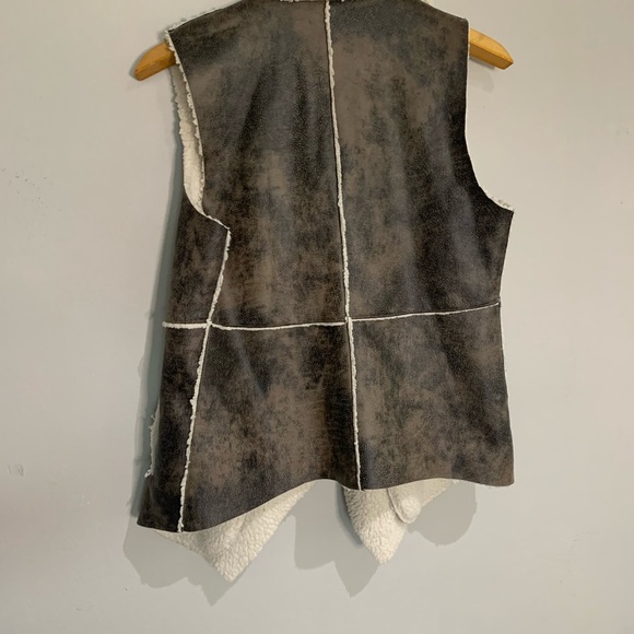 JACK BY BB DAKOTA GOODRICH FAUX SHEARLING VEST - Picture 6 of 6